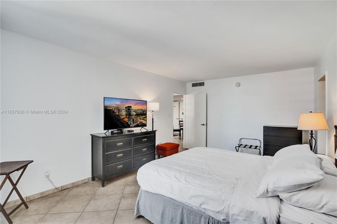 For Sale: $490,000 (1 beds, 1 baths, 930 Square Feet)