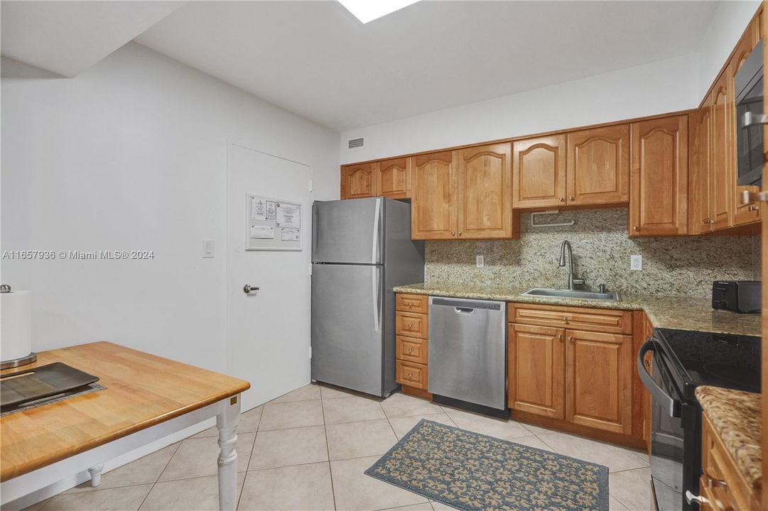 For Sale: $490,000 (1 beds, 1 baths, 930 Square Feet)