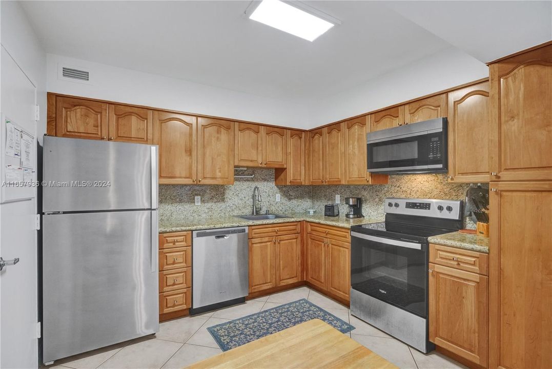 For Sale: $490,000 (1 beds, 1 baths, 930 Square Feet)