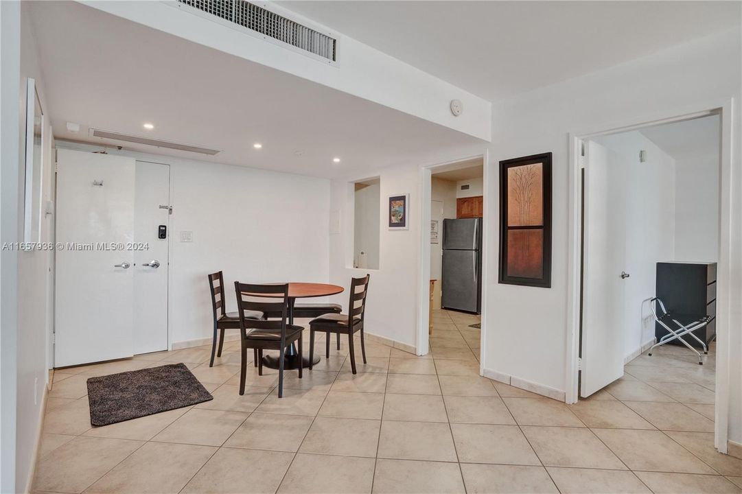 For Sale: $490,000 (1 beds, 1 baths, 930 Square Feet)