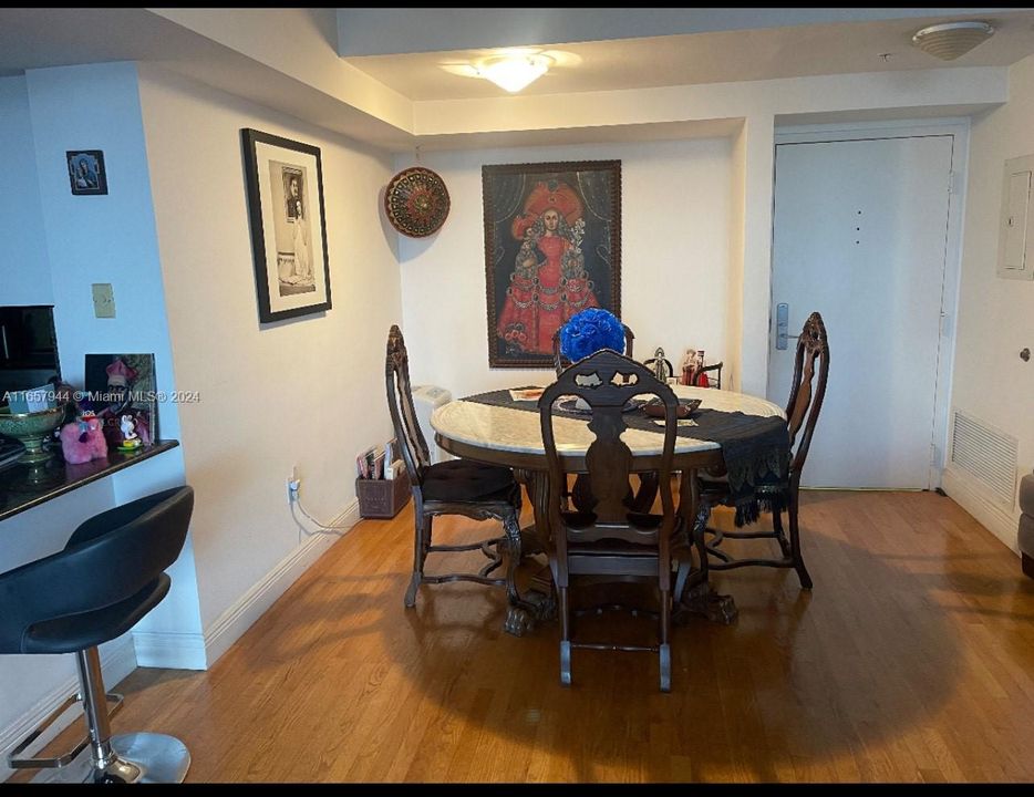 For Rent: $6,000 (2 beds, 2 baths, 1130 Square Feet)