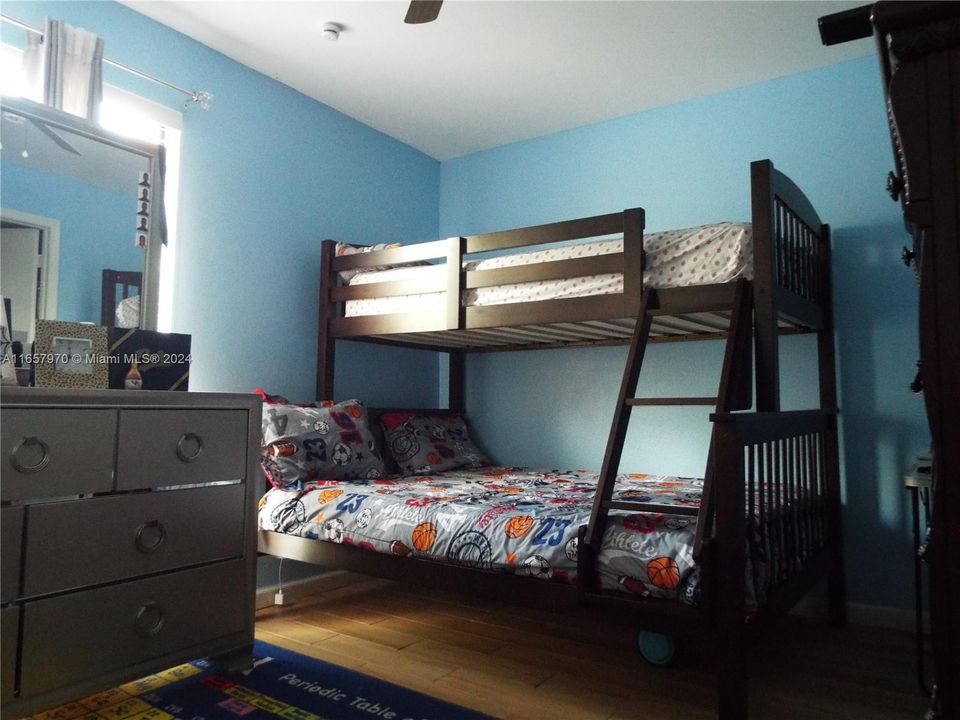 For Sale: $285,000 (2 beds, 1 baths, 1040 Square Feet)