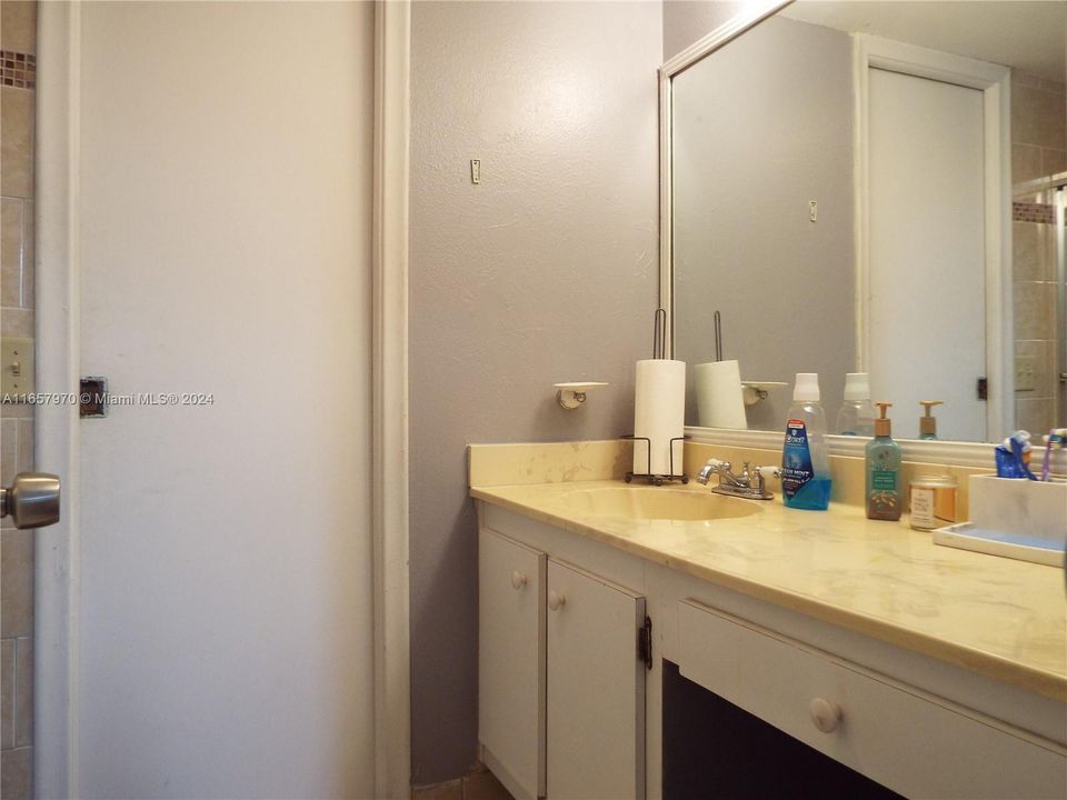 For Sale: $285,000 (2 beds, 1 baths, 1040 Square Feet)