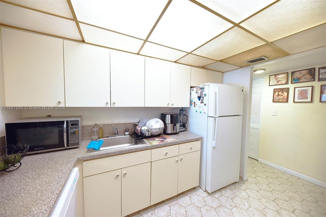 For Sale: $440,000 (2 beds, 1 baths, 767 Square Feet)