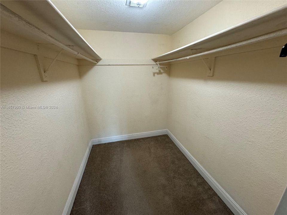 For Rent: $1,850 (1 beds, 1 baths, 810 Square Feet)