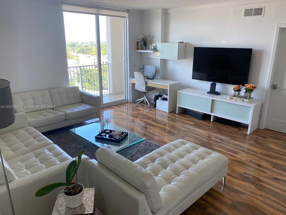 Active With Contract: $2,800 (2 beds, 2 baths, 955 Square Feet)