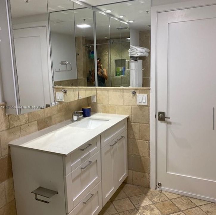 Active With Contract: $2,800 (2 beds, 2 baths, 955 Square Feet)