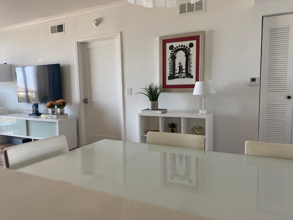 Active With Contract: $2,800 (2 beds, 2 baths, 955 Square Feet)