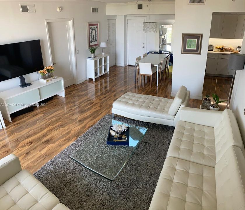 Active With Contract: $2,800 (2 beds, 2 baths, 955 Square Feet)