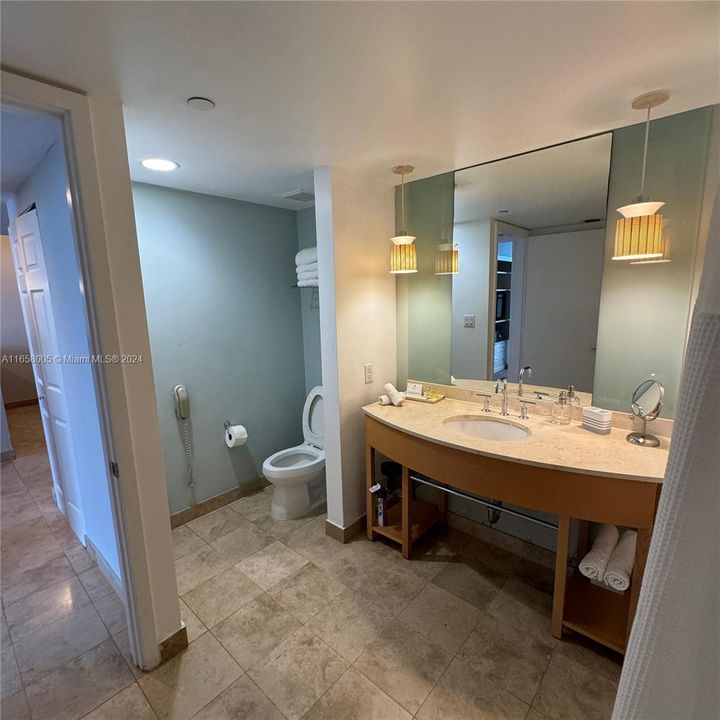 For Sale: $675,000 (1 beds, 1 baths, 688 Square Feet)