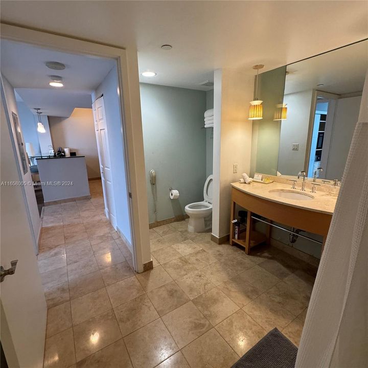 For Sale: $675,000 (1 beds, 1 baths, 688 Square Feet)