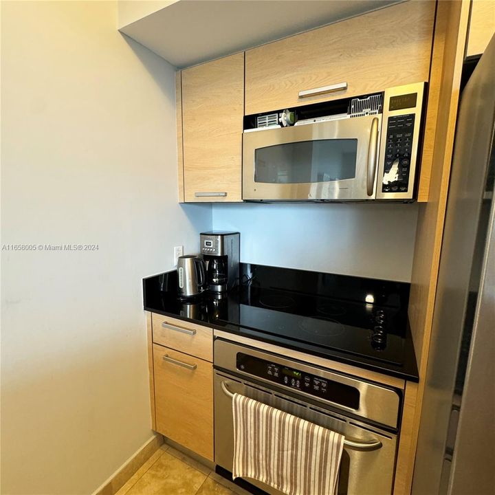 For Sale: $675,000 (1 beds, 1 baths, 688 Square Feet)