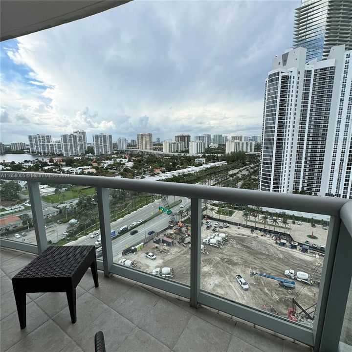 For Sale: $675,000 (1 beds, 1 baths, 688 Square Feet)