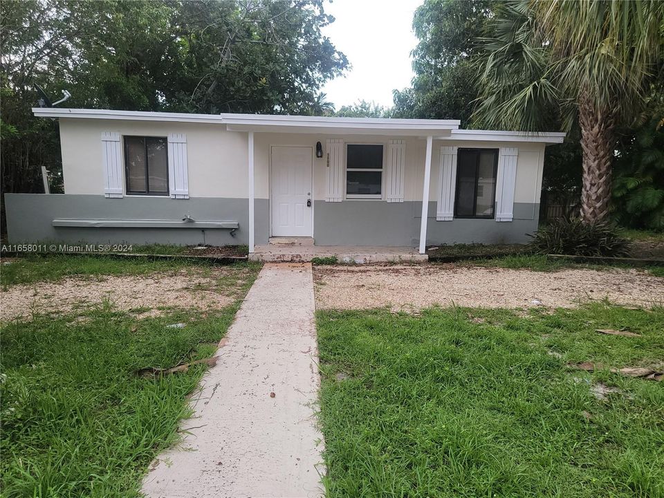 For Rent: $2,250 (2 beds, 1 baths, 734 Square Feet)