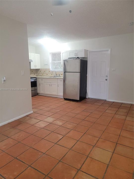 For Rent: $2,250 (2 beds, 1 baths, 734 Square Feet)