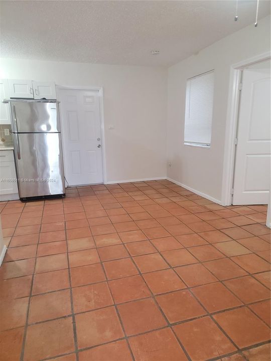 For Rent: $2,250 (2 beds, 1 baths, 734 Square Feet)