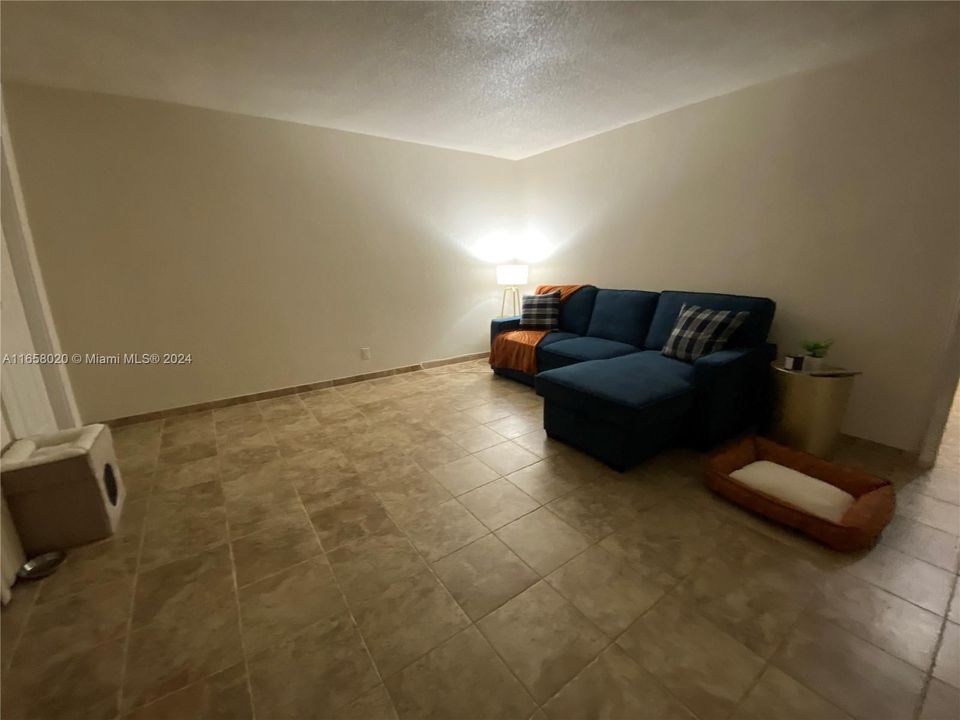 For Sale: $195,000 (2 beds, 2 baths, 1100 Square Feet)