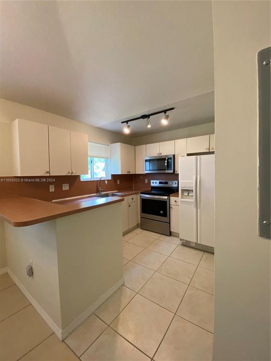 For Rent: $2,300 (3 beds, 2 baths, 1024 Square Feet)