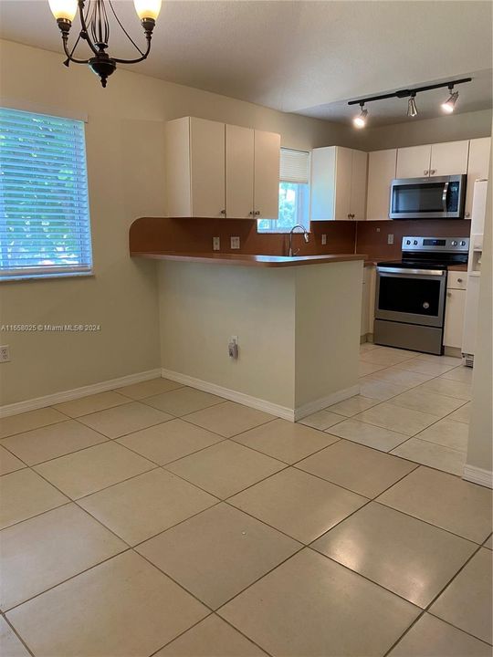 For Rent: $2,300 (3 beds, 2 baths, 1024 Square Feet)