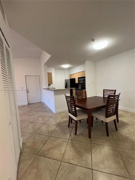 For Sale: $319,900 (1 beds, 1 baths, 711 Square Feet)