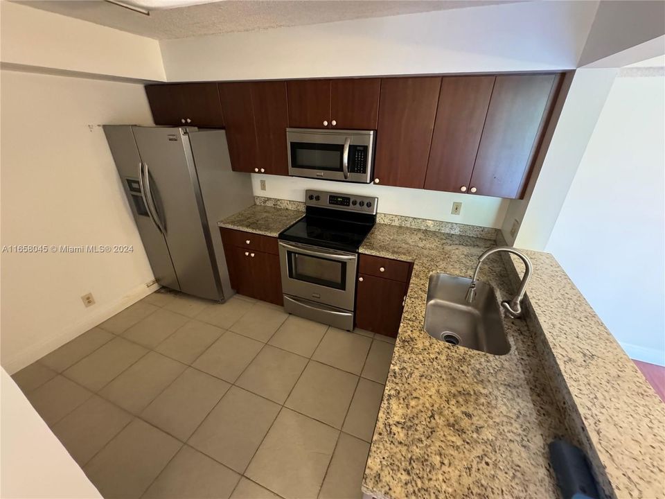 For Sale: $275,000 (2 beds, 2 baths, 1106 Square Feet)