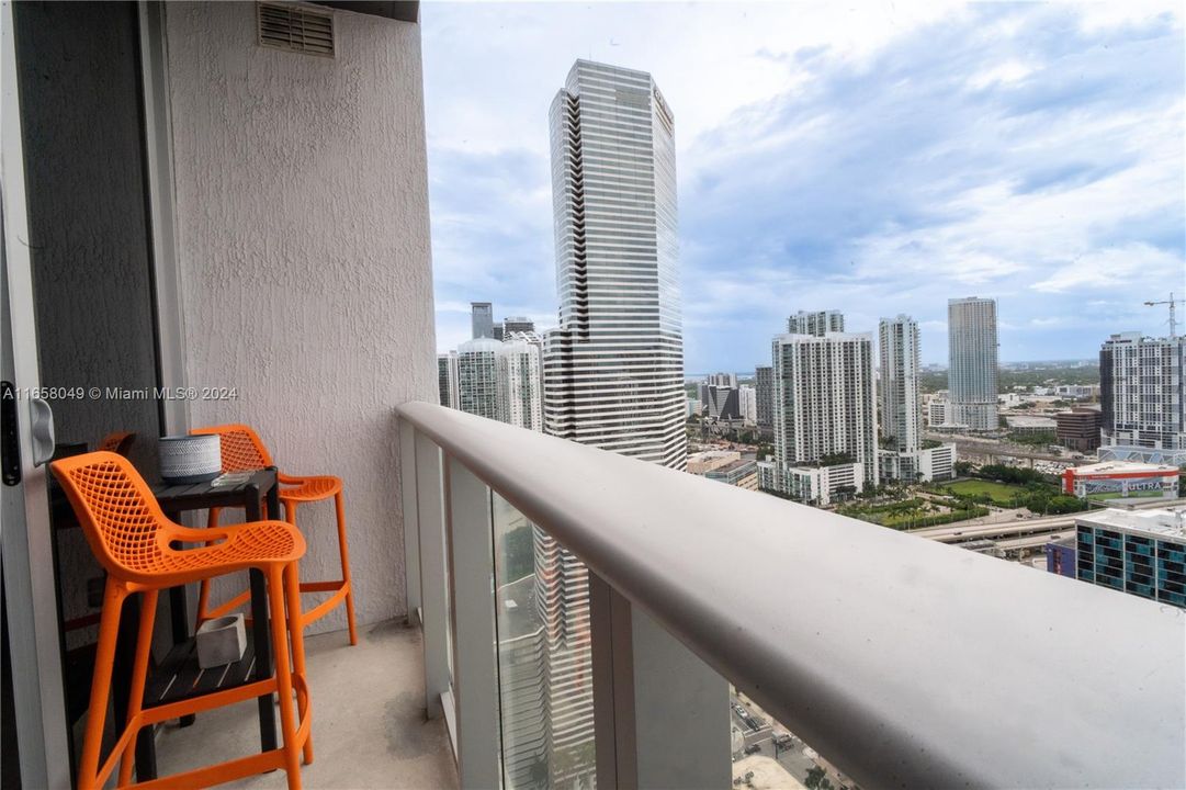 For Sale: $395,000 (1 beds, 1 baths, 607 Square Feet)