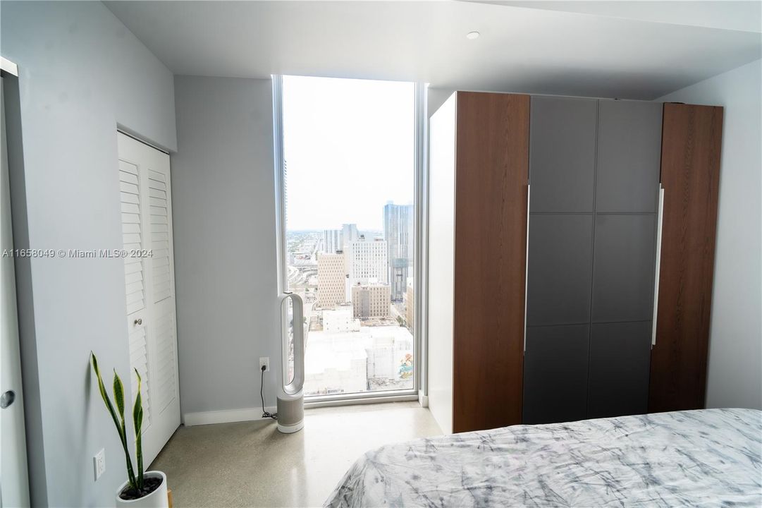 For Sale: $395,000 (1 beds, 1 baths, 607 Square Feet)