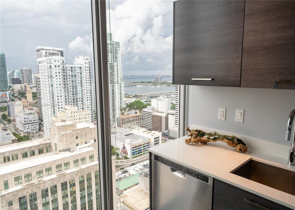 For Sale: $395,000 (1 beds, 1 baths, 607 Square Feet)