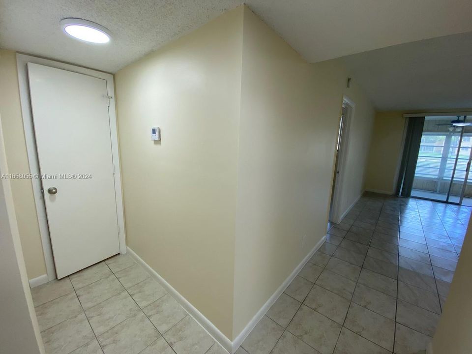 For Sale: $110,500 (1 beds, 1 baths, 660 Square Feet)