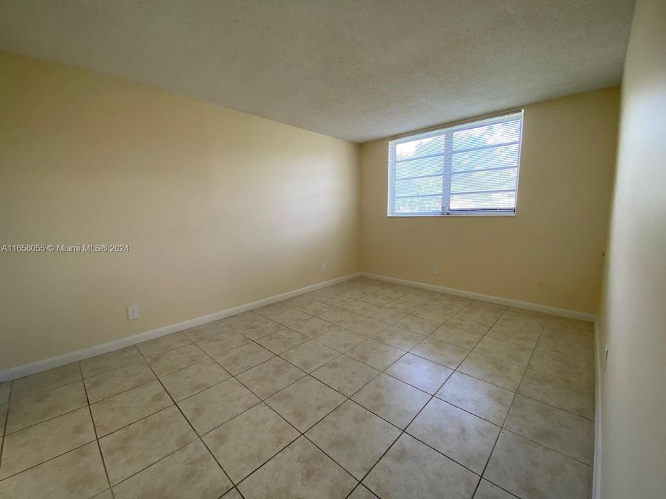 For Sale: $110,500 (1 beds, 1 baths, 660 Square Feet)