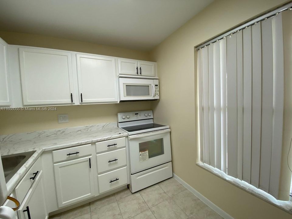 For Sale: $110,500 (1 beds, 1 baths, 660 Square Feet)