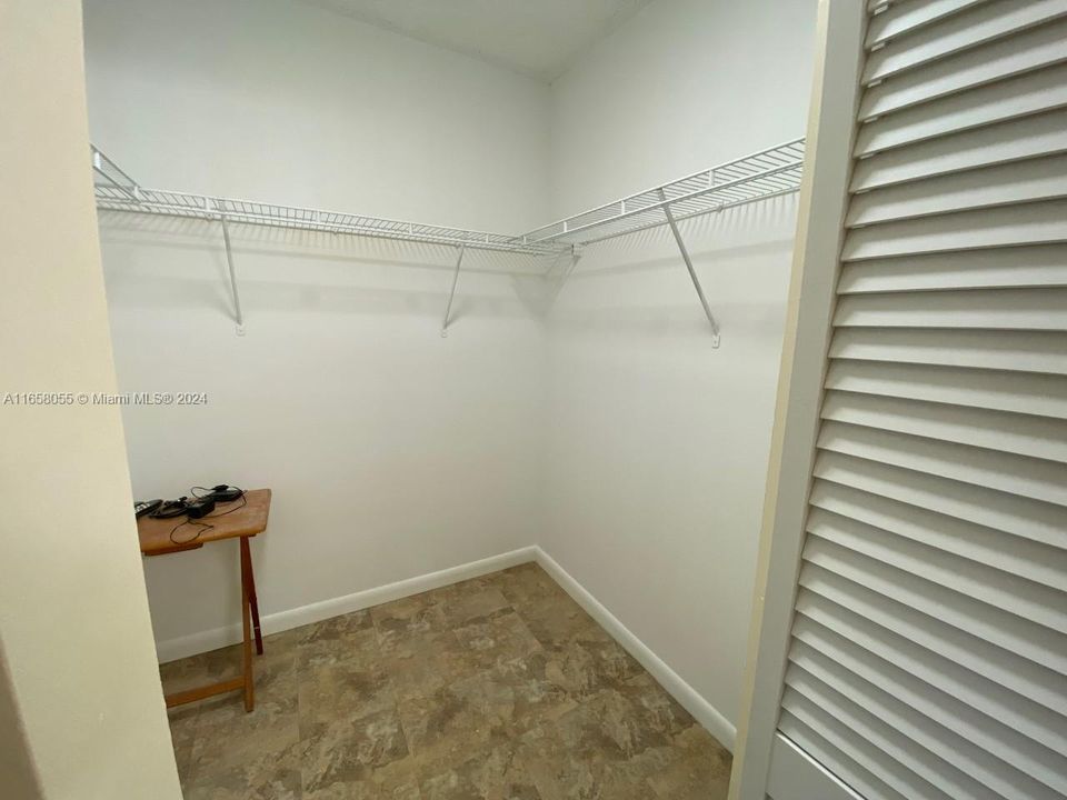 For Sale: $110,500 (1 beds, 1 baths, 660 Square Feet)