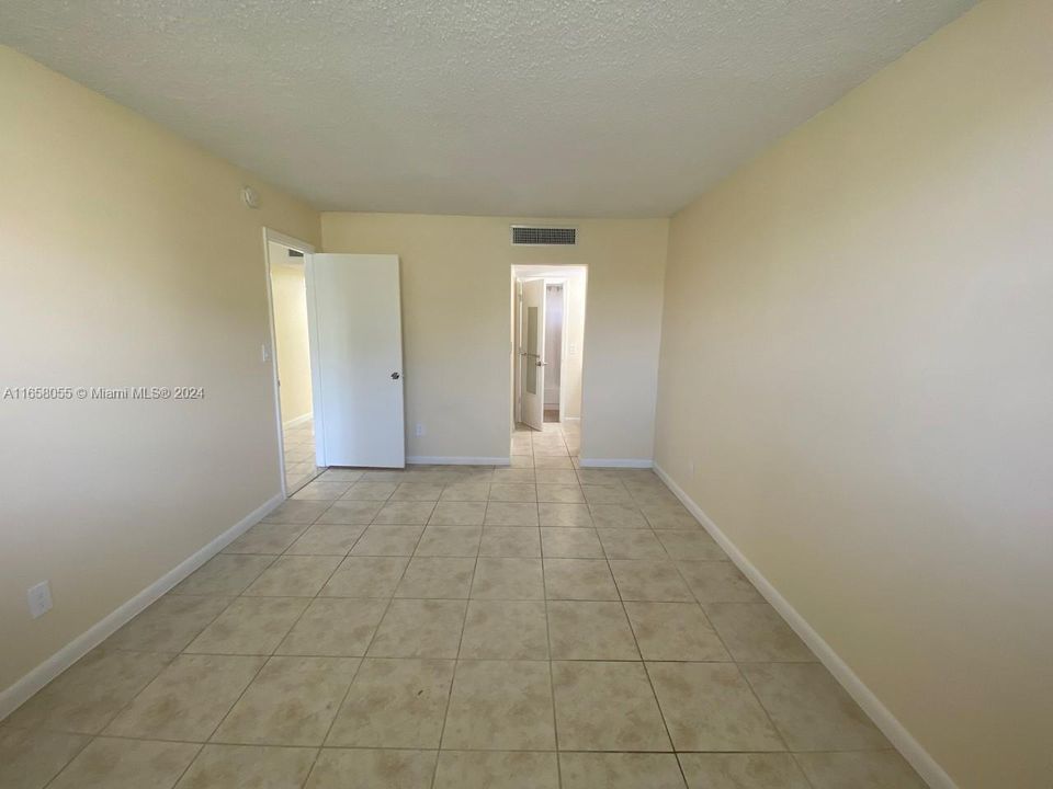 For Sale: $110,500 (1 beds, 1 baths, 660 Square Feet)