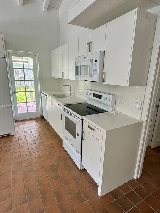 For Rent: $4,500 (2 beds, 1 baths, 800 Square Feet)