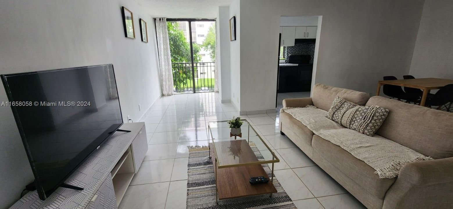 En Venta: $349,000 (2 camas, 2 baños, 894 Pies cuadrados)