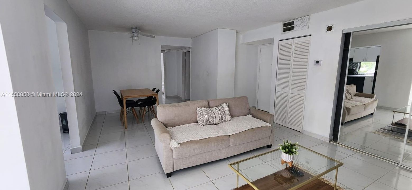 En Venta: $349,000 (2 camas, 2 baños, 894 Pies cuadrados)