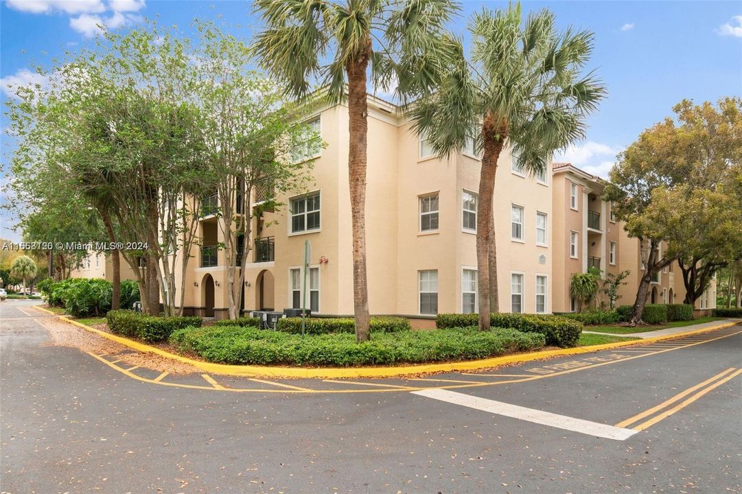 Active With Contract: $2,350 (2 beds, 2 baths, 1072 Square Feet)