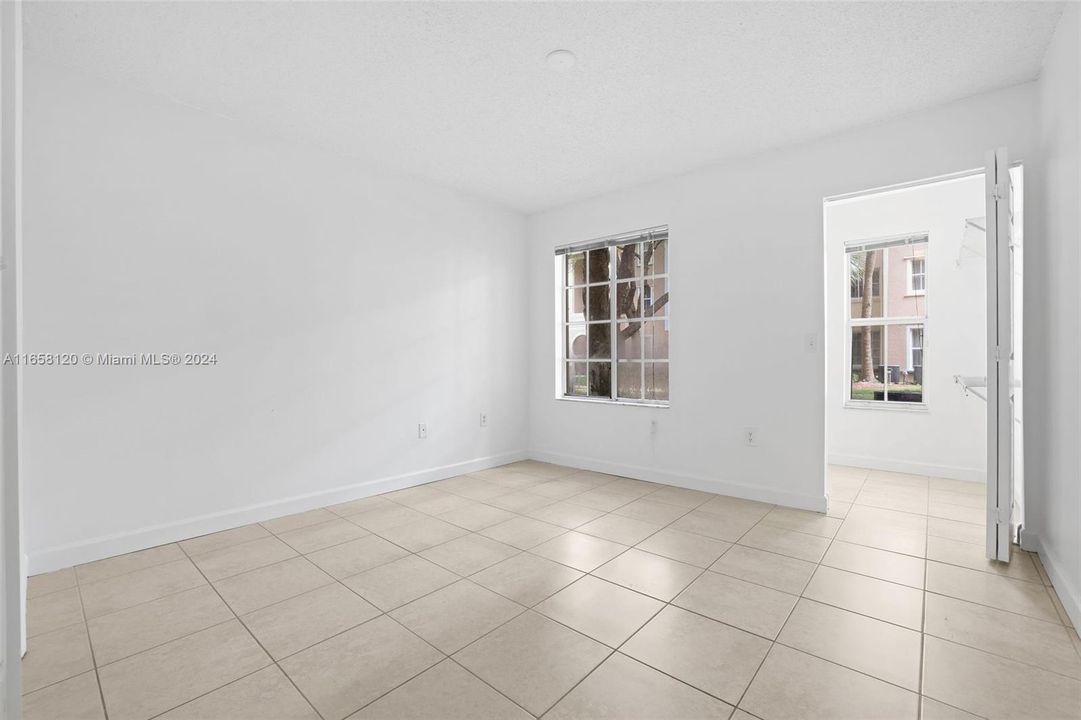 Active With Contract: $2,350 (2 beds, 2 baths, 1072 Square Feet)