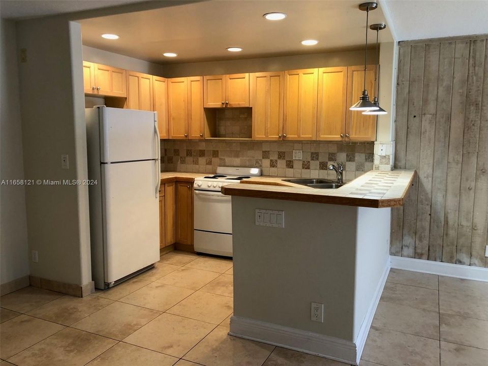 For Rent: $1,750 (2 beds, 1 baths, 800 Square Feet)