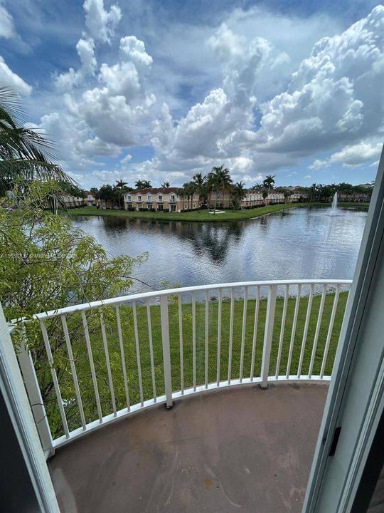 Active With Contract: $2,900 (3 beds, 3 baths, 1270 Square Feet)