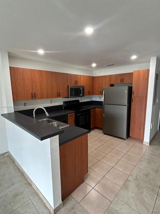 Active With Contract: $2,900 (3 beds, 3 baths, 1270 Square Feet)