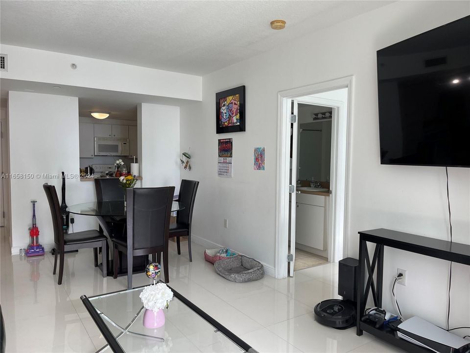 For Sale: $525,000 (2 beds, 2 baths, 1023 Square Feet)