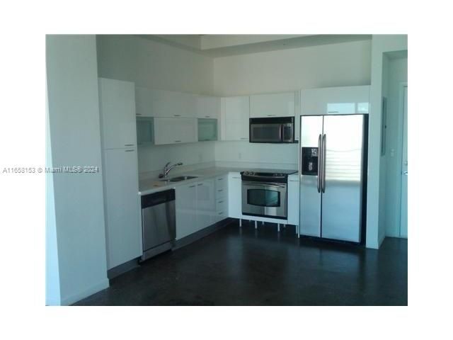 For Sale: $350,000 (1 beds, 1 baths, 651 Square Feet)