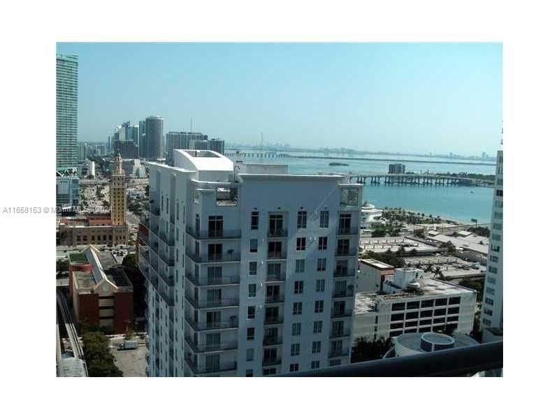 For Sale: $350,000 (1 beds, 1 baths, 651 Square Feet)