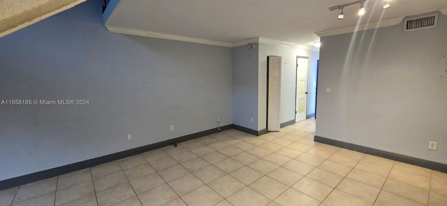 For Rent: $1,950 (1 beds, 1 baths, 801 Square Feet)