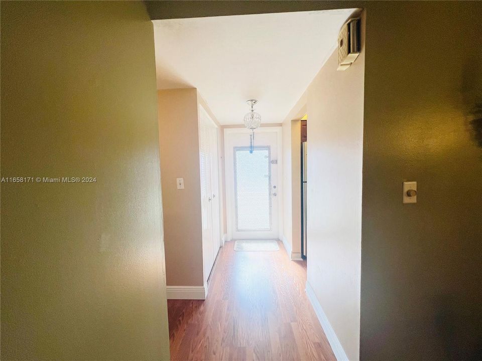 For Sale: $109,000 (1 beds, 1 baths, 640 Square Feet)