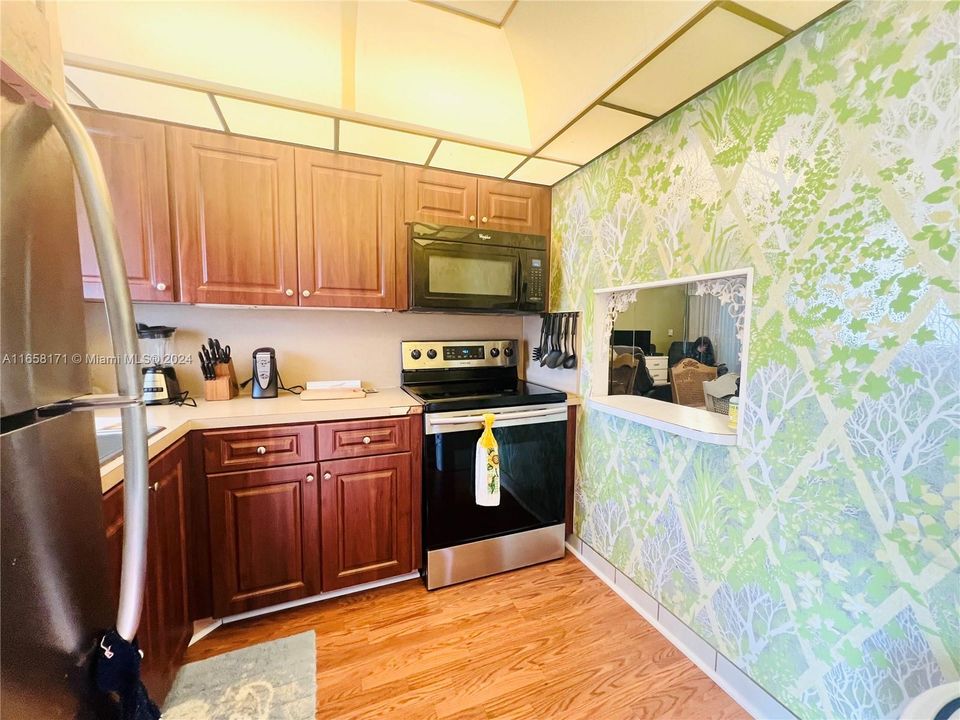 For Sale: $109,000 (1 beds, 1 baths, 640 Square Feet)