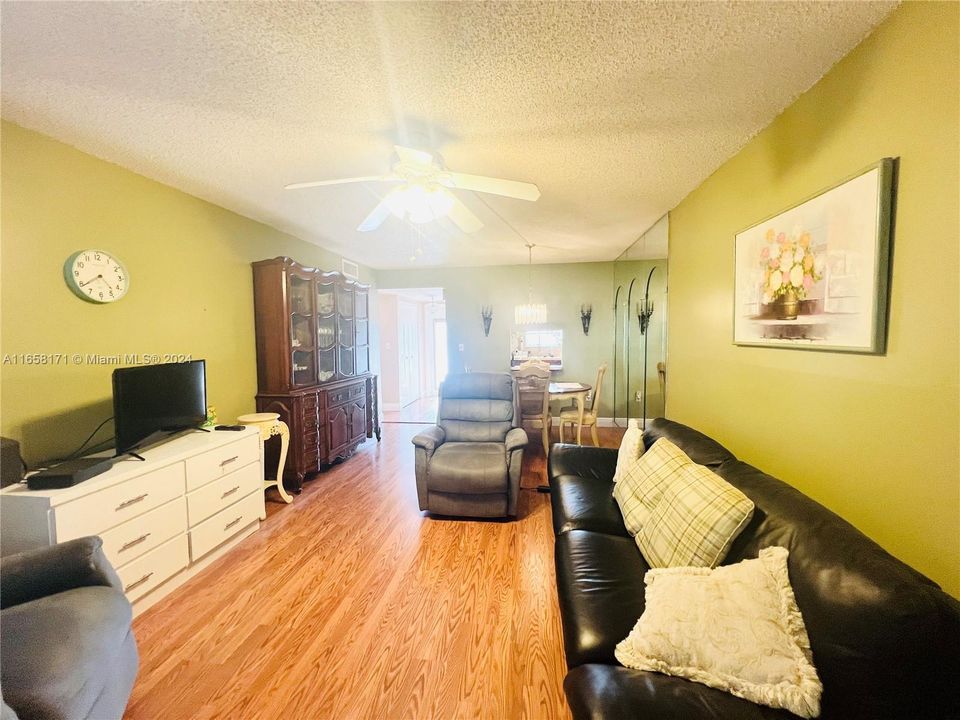 For Sale: $109,000 (1 beds, 1 baths, 640 Square Feet)