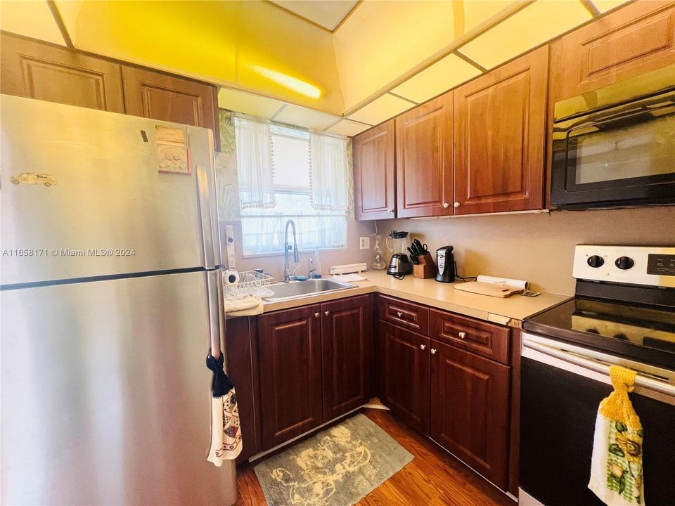 For Sale: $109,000 (1 beds, 1 baths, 640 Square Feet)