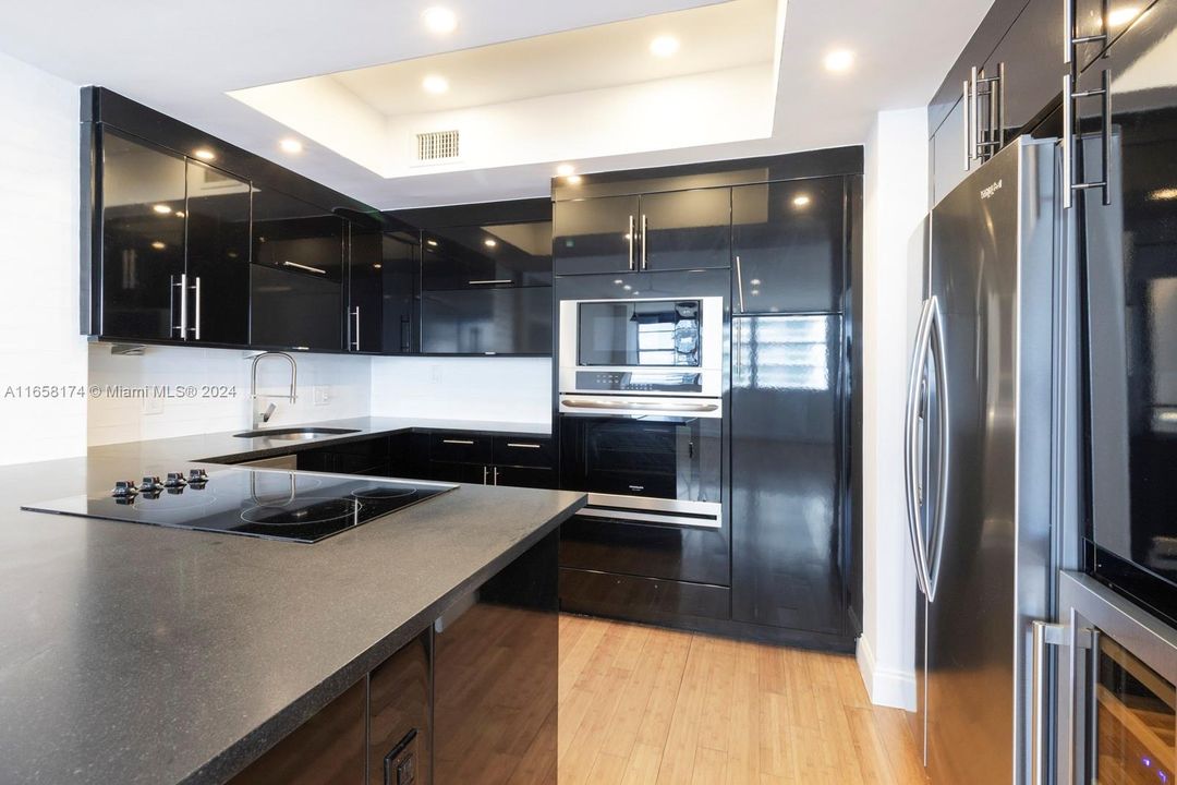 For Sale: $675,000 (1 beds, 1 baths, 856 Square Feet)